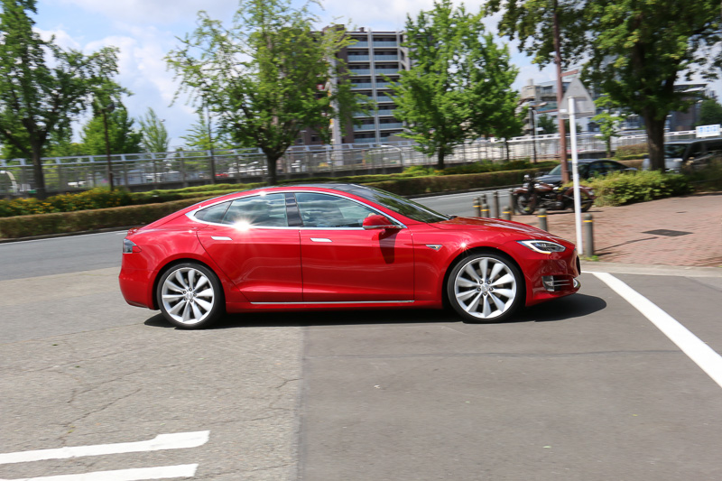 テスラ名古屋では、事前予約しておくことで「モデル S」「モデル X」の試乗が可能。周辺には名古屋高速道路の2号東山線や都心環状線、一般道の若宮大通といった幹線道路があり、テスラ車の加速性能やクルージング性能を体感できる