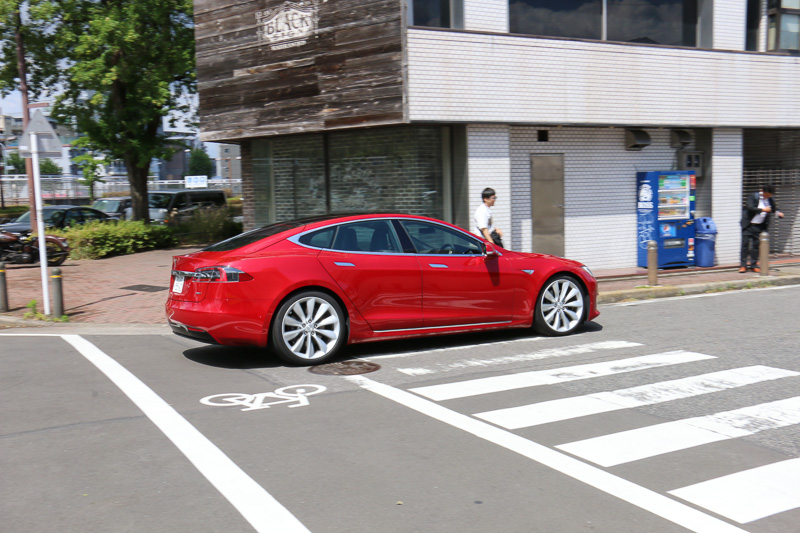 テスラ名古屋では、事前予約しておくことで「モデル S」「モデル X」の試乗が可能。周辺には名古屋高速道路の2号東山線や都心環状線、一般道の若宮大通といった幹線道路があり、テスラ車の加速性能やクルージング性能を体感できる