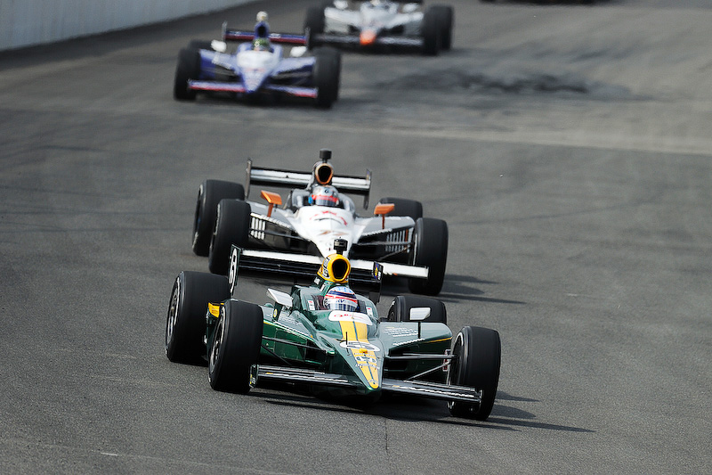 2010年のINDY JAPANで走行する佐藤琢磨選手