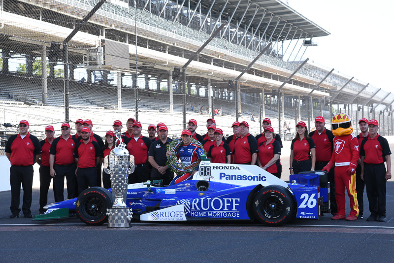 2017年のインディ500の勝者、佐藤琢磨選手。インディカーのタイヤを供給するファイアストンのスタッフとの優勝記念写真