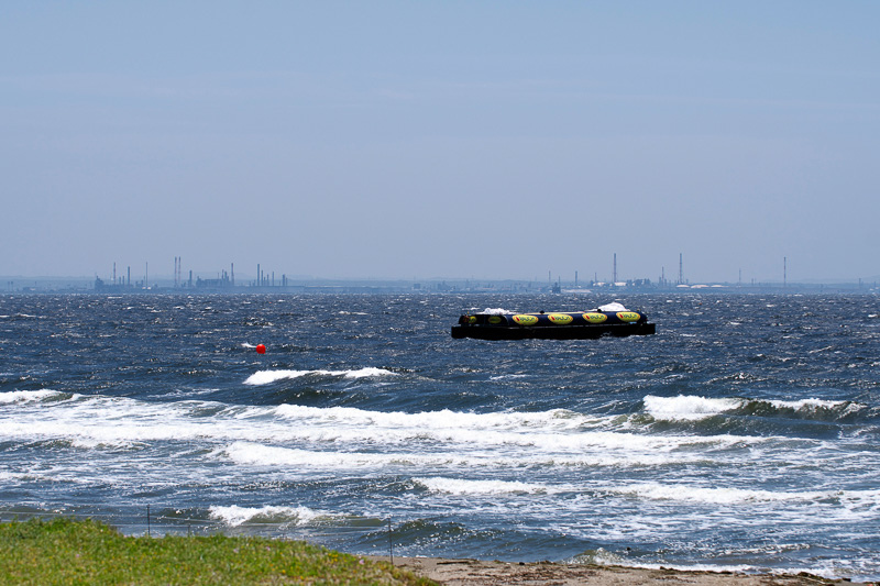 会場周辺は強風と高波という状況が夕方まで続いた