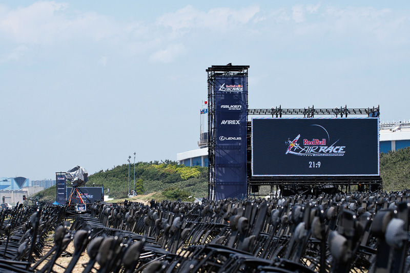 会場周辺は強風と高波という状況が夕方まで続いた