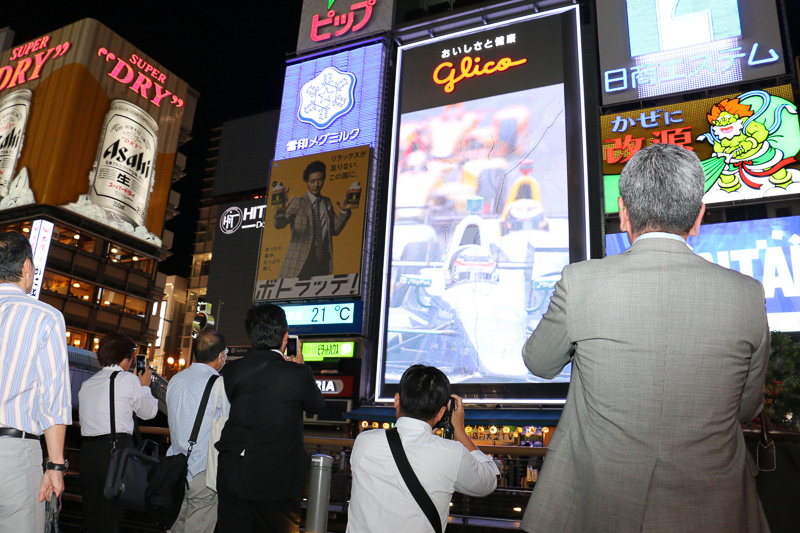 メッセージをより間近で撮影しようと、空いたスペースに観客が次々と移動していく