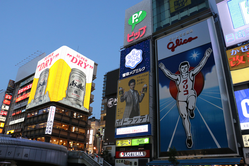 次第に周囲が暗くなって、ほかのネオンが点灯しはじめても、グリコサインはなかなか点灯しない