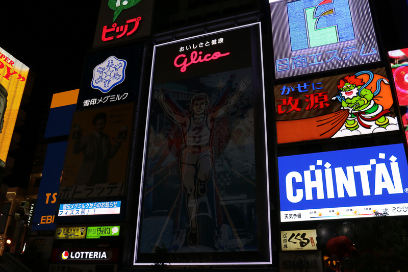 スペシャルメッセージの公開では、グリコサインが徐々に暗転しながら、佐藤琢磨選手に入れ替わった