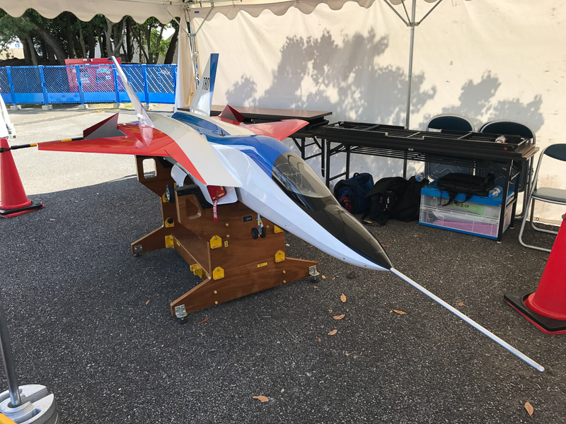 1/5サイズの実験用ラジコンを展示。技術的な解説を聞くことができる