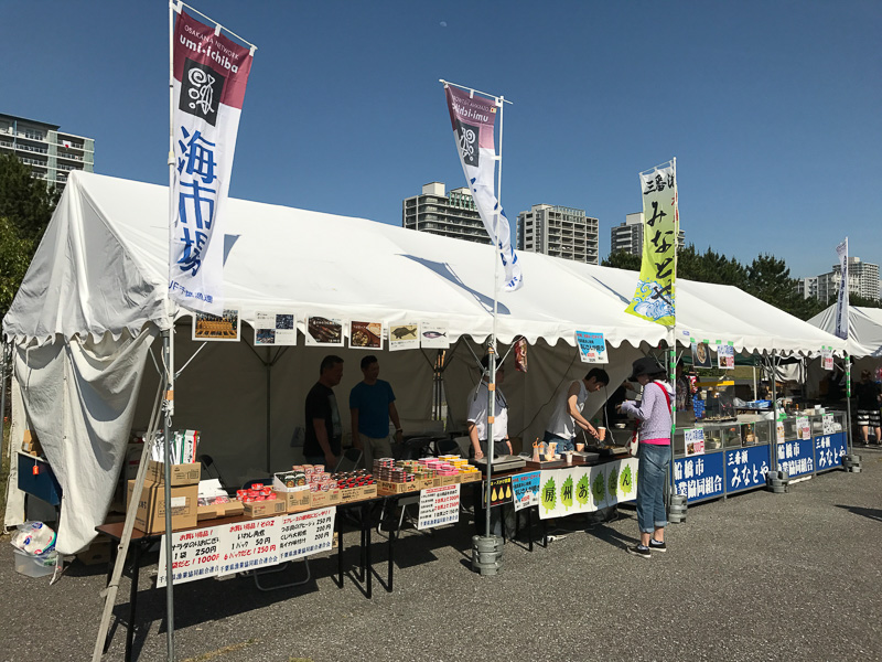 食事エリアも充実している。千葉県各地の地元団体が出展しており、唐揚げや焼き貝のほか、牛丼やローストビーフ丼、かき氷などを見かけることができた