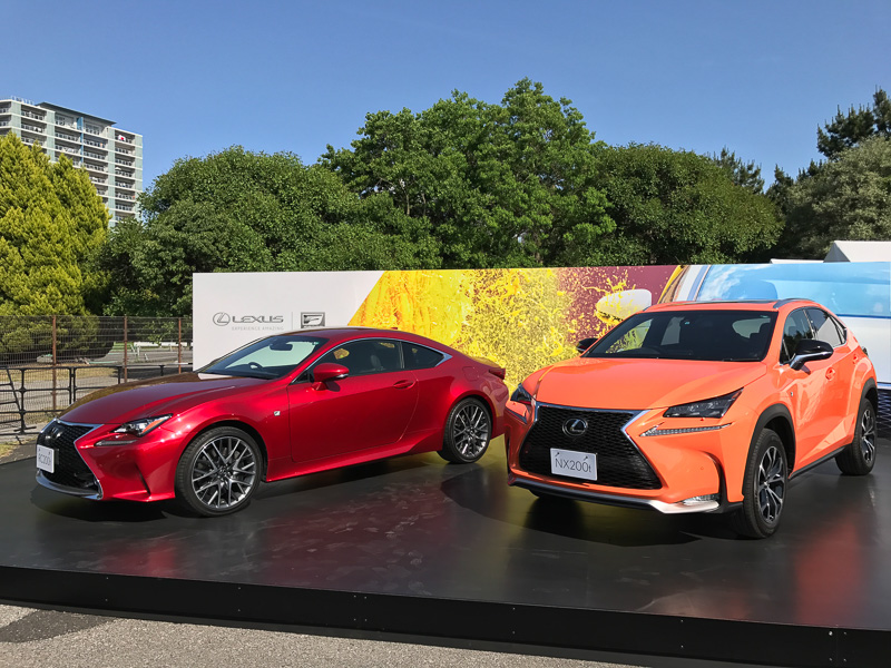 会場中央入口に展示されているレクサス車。レクサスはレッドブル・エアレース千葉のスポンサーとなっており、オフィシャルカーもレクサス