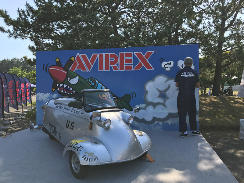 レッドブル・エアレース千葉のオフィシャルウェアを担当するAVIREXは、メッサーシュミットを飾るとともに、ライブペインティングを実施