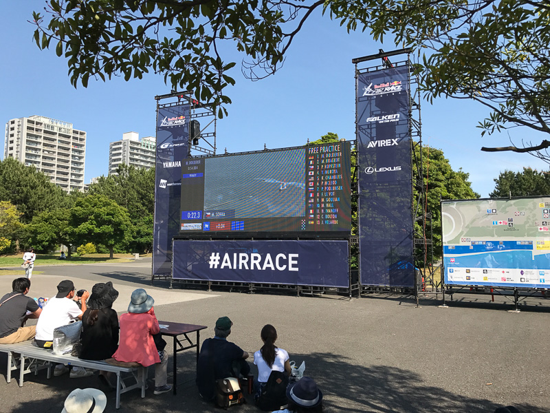 会場の各所には大型ディスプレイがあり、海沿いのエリアでなくても戦況が分かる