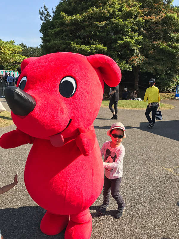 千葉県のキャラクターであるチーバくんも各所を歩き回っている