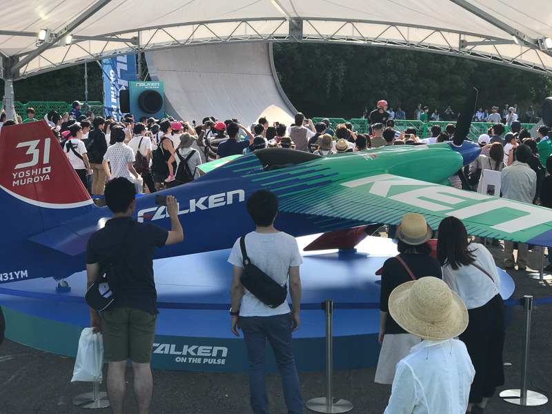 室屋義秀選手のスポンサーを務めるファルケンのブース。パフォーマンスを行えるエリアを併設していた