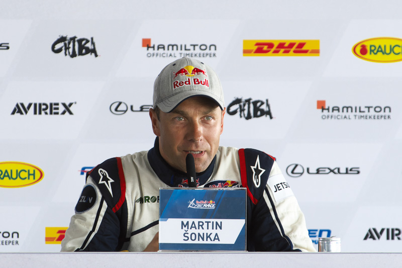 3位のマルティン・ソンカ選手（No.8 レッドブルチーム ソンカ）「今週末はすべて作戦通りにすすんでいた。表彰台に登れたのはうれしいが、私が持ち込んだ1つのミスで優勝を逃してしまった」とレースについてコメント。チャンピオンシップについては「まだまだシーズンが始まったばかりで、1つ1つのレースに集中したい。ただ、機体も自分自身も調子がいいし、室屋選手と同じポジションにいることはうれしい」とコメント