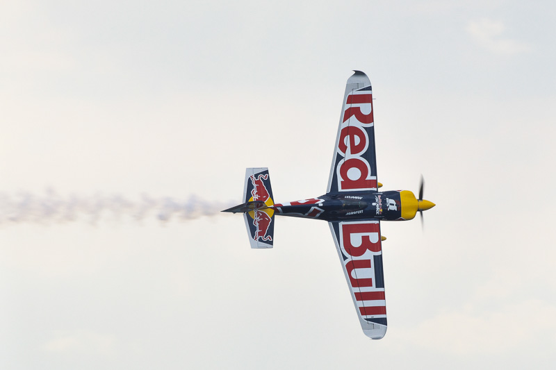 3位のマルティン・ソンカ選手（No.8 レッドブルチーム ソンカ）「今週末はすべて作戦通りにすすんでいた。表彰台に登れたのはうれしいが、私が持ち込んだ1つのミスで優勝を逃してしまった」とレースについてコメント。チャンピオンシップについては「まだまだシーズンが始まったばかりで、1つ1つのレースに集中したい。ただ、機体も自分自身も調子がいいし、室屋選手と同じポジションにいることはうれしい」とコメント