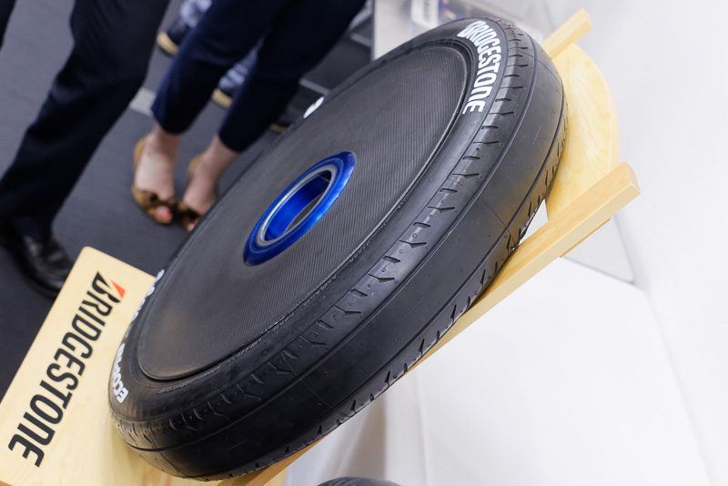 サイズは95/80 R16。幅95mmは乗用車には通常使われない細さ