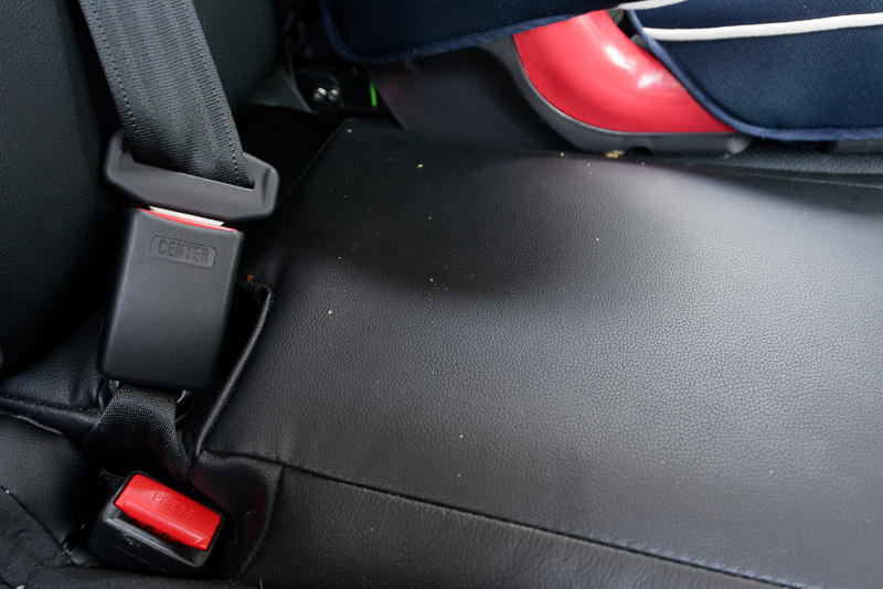 何かが散らばっている後部座席