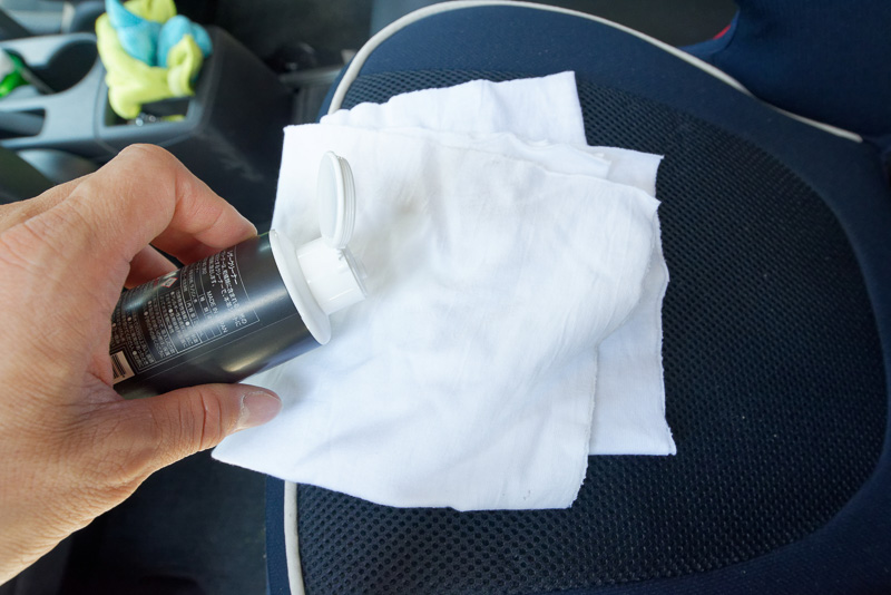 ウエスにクリーナーを含ませ