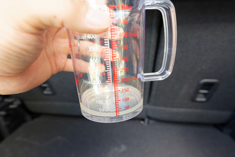 中性洗剤を計量カップで50ccだけ取る