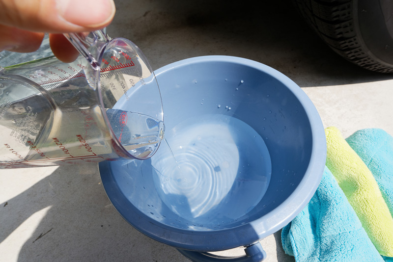 50ccの洗剤を1Lの水を入れたバケツに注いで軽く混ぜる。これで約5％の中性洗剤溶液の完成