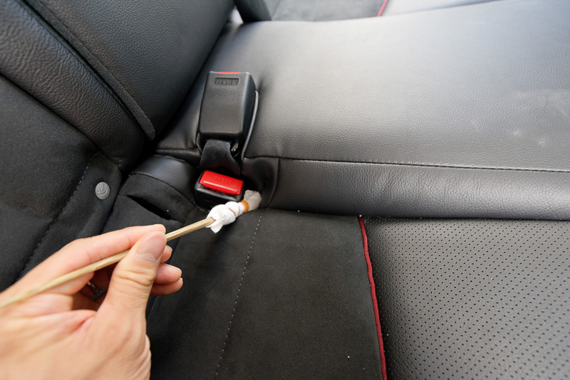 狭く、深い隙間は細い棒に布を巻いた「ナントカ棒」で掃除するのも手だ