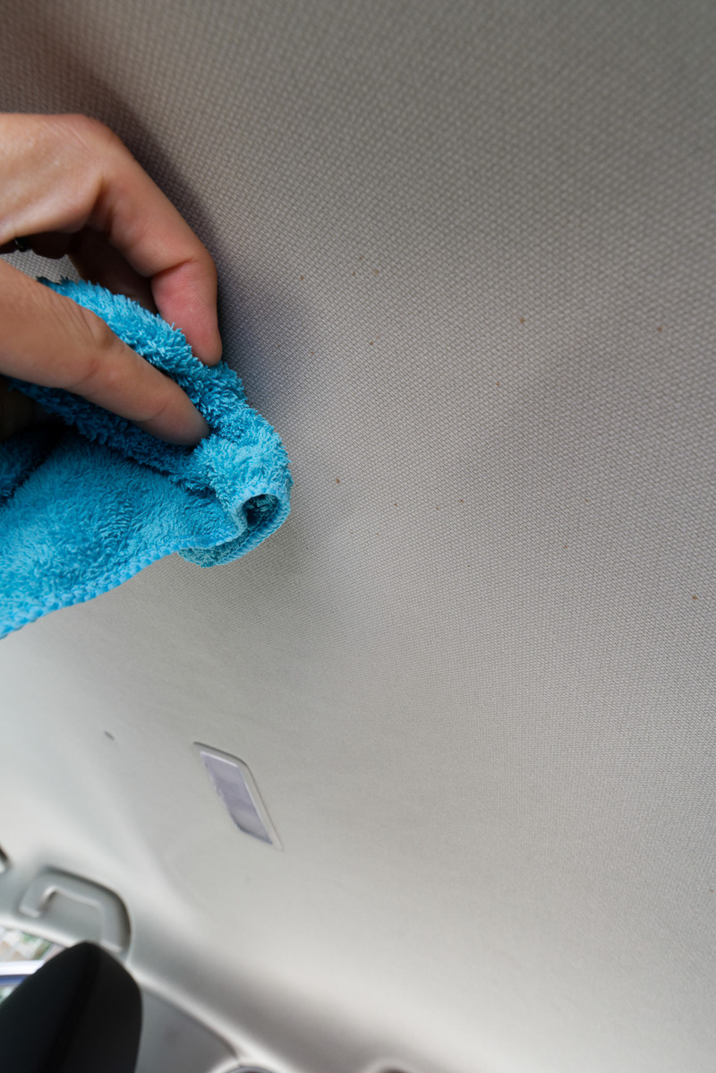 シートと同じく、5％に薄めた中性洗剤で叩くか、押しつけるようにして処理する