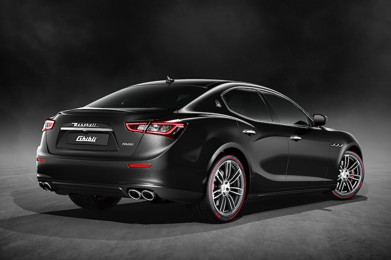 ギブリ スカテナートはピレリ「P ZERO」のラベル技術が駆使されたカラーエディションを世界で初めて装着。ボディサイズは4970×1945×1485mm（全長×全幅×全高）で、パワートレーンはV型6気筒3.0リッターツインターボエンジンと8速ATの組み合わせ。最高出力257kW（350PS）/5500rpm、最大トルク500Nm/1600-4500rpmを発生し、0-100km/h加速は5.5秒。ステアリング位置は右のみ