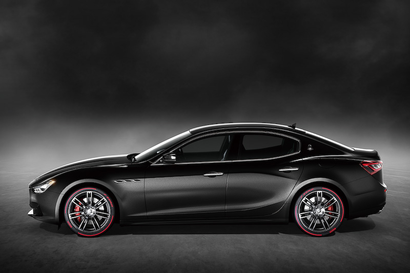 ギブリ スカテナートはピレリ「P ZERO」のラベル技術が駆使されたカラーエディションを世界で初めて装着。ボディサイズは4970×1945×1485mm（全長×全幅×全高）で、パワートレーンはV型6気筒3.0リッターツインターボエンジンと8速ATの組み合わせ。最高出力257kW（350PS）/5500rpm、最大トルク500Nm/1600-4500rpmを発生し、0-100km/h加速は5.5秒。ステアリング位置は右のみ