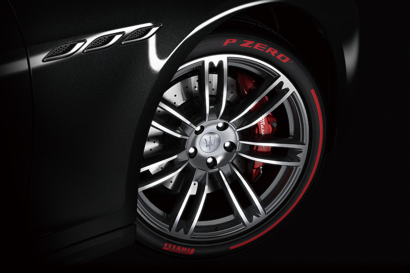 ギブリ スカテナートはピレリ「P ZERO」のラベル技術が駆使されたカラーエディションを世界で初めて装着。ボディサイズは4970×1945×1485mm（全長×全幅×全高）で、パワートレーンはV型6気筒3.0リッターツインターボエンジンと8速ATの組み合わせ。最高出力257kW（350PS）/5500rpm、最大トルク500Nm/1600-4500rpmを発生し、0-100km/h加速は5.5秒。ステアリング位置は右のみ