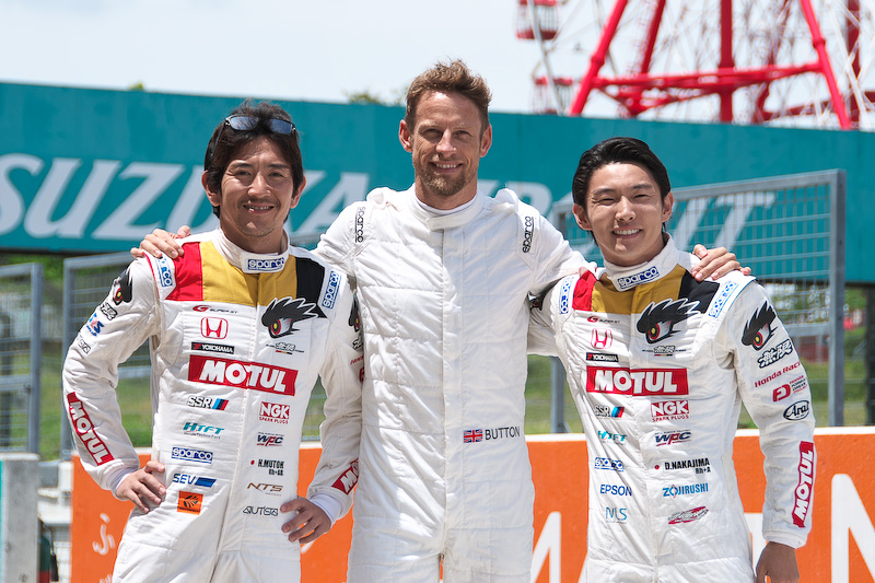 ジェンソン・バトン選手とタッグを組む、武藤英紀選手（左）と中嶋大祐選手（右）