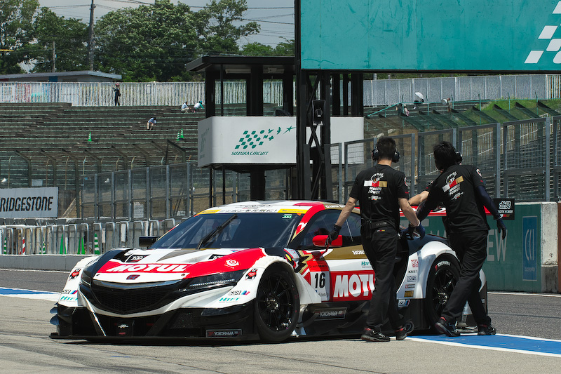 初めてのGT500に乗り込み、ピットアウトしていく