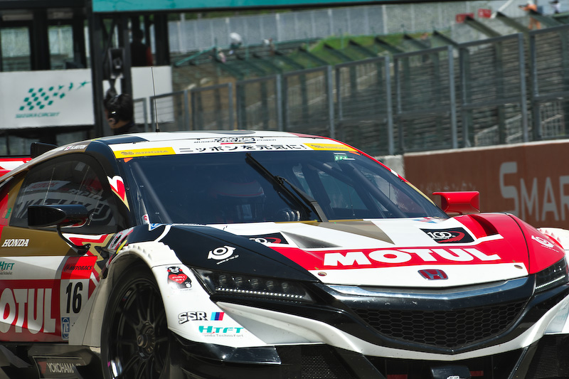 初めてのGT500に乗り込み、ピットアウトしていく