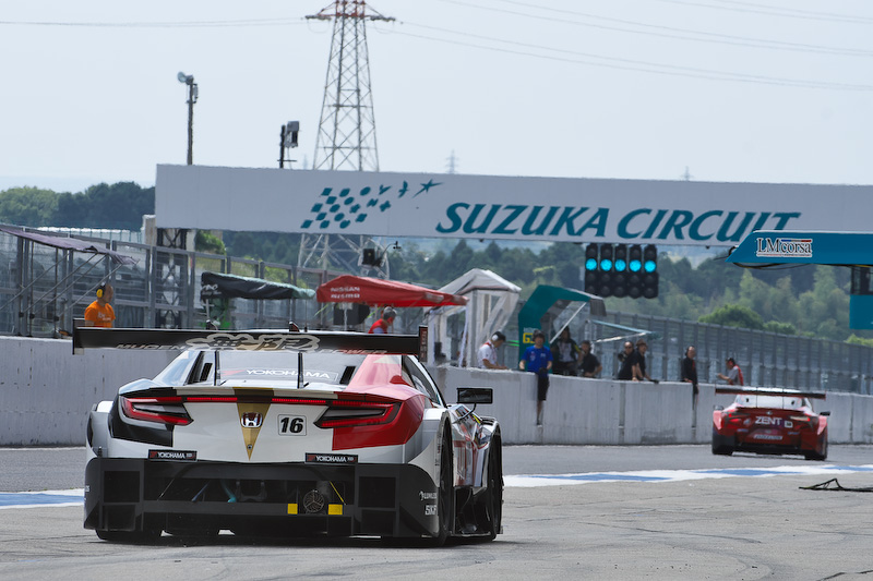 ピットアウト後、鈴鹿のホームストレートを駆け抜けて行った