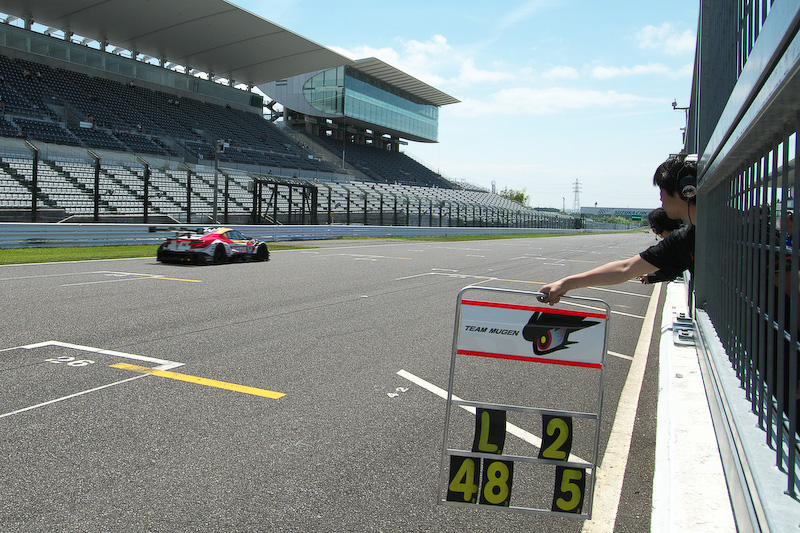 ピットアウト後、鈴鹿のホームストレートを駆け抜けて行った