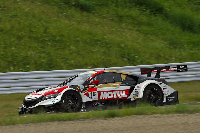 バトン選手のMOTUL MUGEN NSX-GTは、テストに参加したGT500クラスの8台中、トップから2.326秒遅れの7番手タイム。トップタイムをマークしたのは23号車MOTUL AUTECH GT-R（ミシュラン）だった