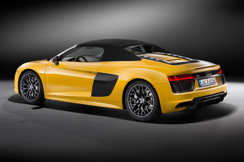 リアは“水平ラインを強調する”というコンセプトで、幅広さと力強さを演出