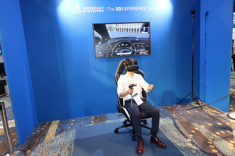 ダッソー・システムズのソリューションをVRで体感できるコーナー。HTC VIVEを使い、日本未発売の「DS 7 CROSSBACK」の内外装を好きな角度でチェックしたり、ドアやリアハッチの開閉などを確認できる