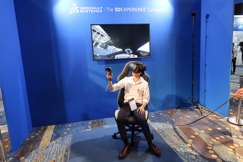 ダッソー・システムズのソリューションをVRで体感できるコーナー。HTC VIVEを使い、日本未発売の「DS 7 CROSSBACK」の内外装を好きな角度でチェックしたり、ドアやリアハッチの開閉などを確認できる