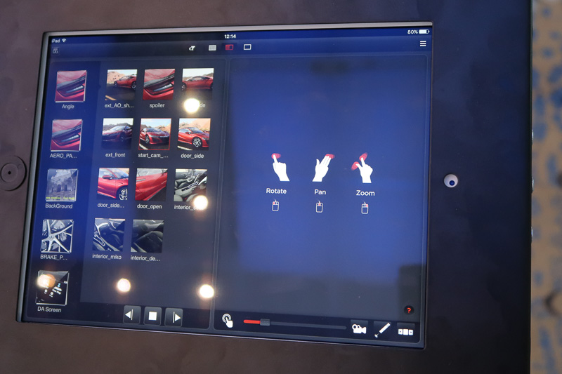 ソニーの「Crystal LED Display」に表示した3D CGの「NSX」を画面前方のiPadで操作。ボディカラーやシート表皮などのほか、見る位置や周辺状況などを変更しつつ自由にチェックできる商品コンフィギュレーターの提案