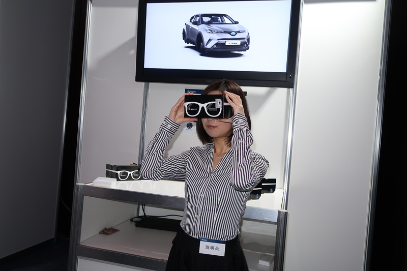 段ボール製のスコープにスマートフォンを固定した“簡易VR”での販促活動の提案。会場では「ゴルフ」の外観とインテリア、仮想の航空機内の映像を体感できた