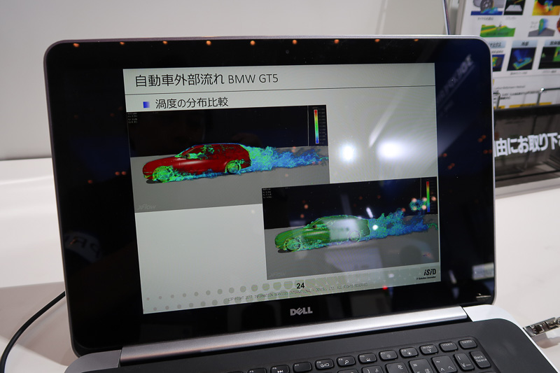 新たに戦略的アライアンス契約を締結したISID（電通国際情報サービス）ブースでは、流体解析ソフトウェア「XFlow」のデモを実施。雨のなかを走るクルマがワイパーを作動させると、走行風と雨滴がどのように動くのか、冠水した路面にクルマが飛び込んだときにどのような影響が出るか、ギヤボックス内に設定した空気抜きの穴とオイルの動きの関係性などをグラフィカルに紹介していた