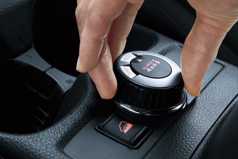 インテリアでは新形状のインストパッドやステアリングホイールが採用されるとともに、コンソールリッドのステッチラインやドアフィニッシャーカラーの変更が行なわれた