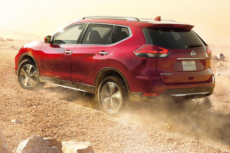 新型エクストレイルのエクステリア。ボディサイズは4690×1820×1740mm（全長×全幅×全高。ハイブリッド車の全高は1730mm）、ホイールベース2705mm。ハイブリッド車では空力向上アイテムやアクセルOFF時の回生量を増加させる制御を採用し、JC08モード燃費は20.0km/L～20.8km/L（ガソリン車は15.6km/L～16.4km/L）となった。なお、全グレードで「平成32年度燃費基準＋20％」を達成しており、2017年度も減税措置が適用される