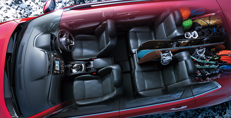 インテリアでは新形状のインストパッドやステアリングホイールが採用されるとともに、コンソールリッドのステッチラインやドアフィニッシャーカラーの変更が行なわれた