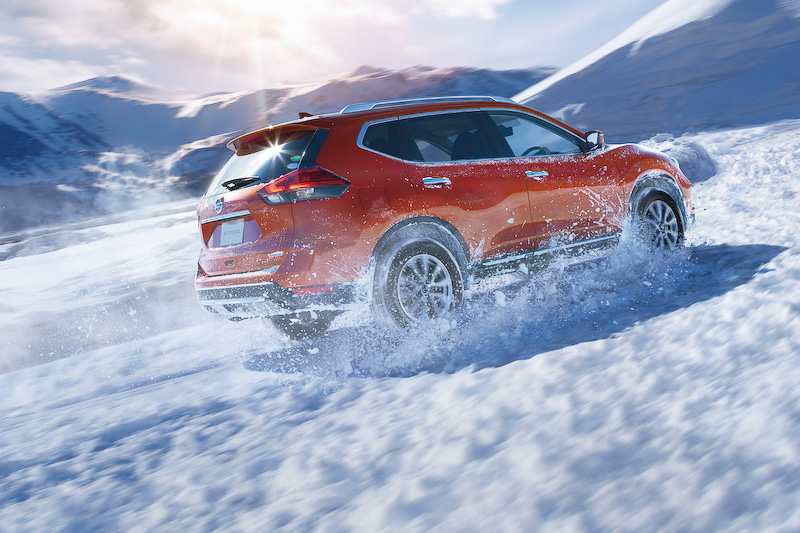 新型エクストレイルのエクステリア。ボディサイズは4690×1820×1740mm（全長×全幅×全高。ハイブリッド車の全高は1730mm）、ホイールベース2705mm。ハイブリッド車では空力向上アイテムやアクセルOFF時の回生量を増加させる制御を採用し、JC08モード燃費は20.0km/L～20.8km/L（ガソリン車は15.6km/L～16.4km/L）となった。なお、全グレードで「平成32年度燃費基準＋20％」を達成しており、2017年度も減税措置が適用される