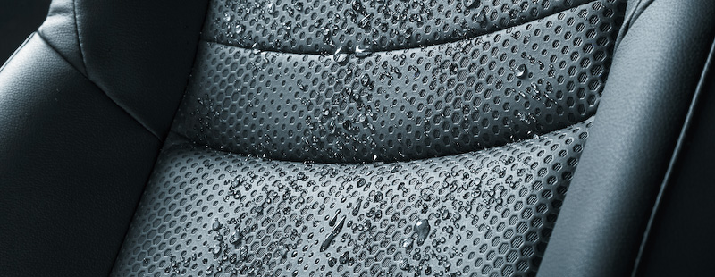 インテリアでは新形状のインストパッドやステアリングホイールが採用されるとともに、コンソールリッドのステッチラインやドアフィニッシャーカラーの変更が行なわれた