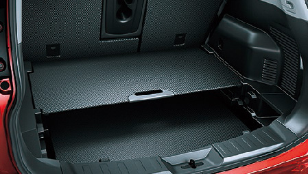 2列仕様車の後席にはスライド機構とリクライニング機構が備わり、合わせて背面分割も従来の6：4から4：2：4に変更された。荷室長は最大1100mmに拡大するとともに、ラゲッジ容量は550Lから565Lへと高められている