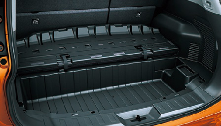 2列仕様車の後席にはスライド機構とリクライニング機構が備わり、合わせて背面分割も従来の6：4から4：2：4に変更された。荷室長は最大1100mmに拡大するとともに、ラゲッジ容量は550Lから565Lへと高められている