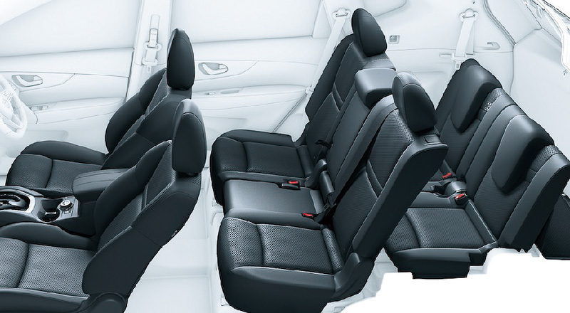 インテリアでは新形状のインストパッドやステアリングホイールが採用されるとともに、コンソールリッドのステッチラインやドアフィニッシャーカラーの変更が行なわれた