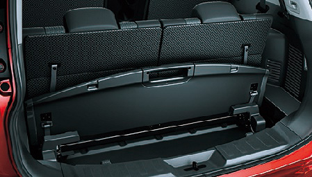 2列仕様車の後席にはスライド機構とリクライニング機構が備わり、合わせて背面分割も従来の6：4から4：2：4に変更された。荷室長は最大1100mmに拡大するとともに、ラゲッジ容量は550Lから565Lへと高められている