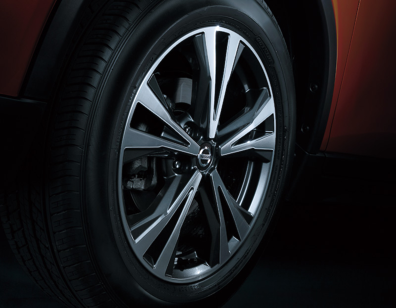 新デザインの18インチアルミホイール